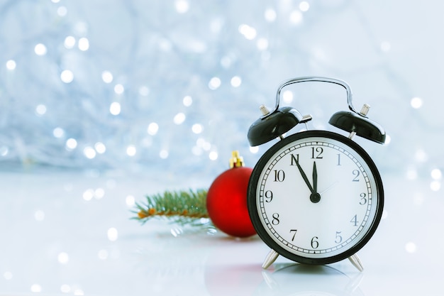 Zegar ze świętami Bożego Narodzenia na zmianę czasu zimą