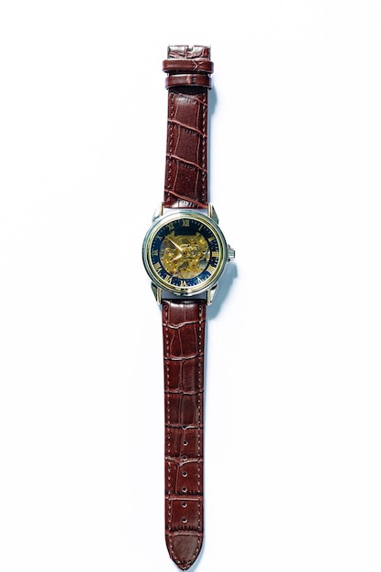 Zdjęcie zegarek mechaniczny na białym tle, automatyczny męski zegarek z widocznym mechanizmem na białym