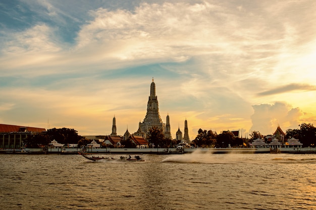 Żeglarstwo na środku rzeki Chao Phraya