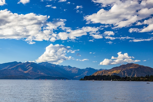 Żeglowanie po jeziorze Wanaka w regionie Otago w Nowej Zelandii