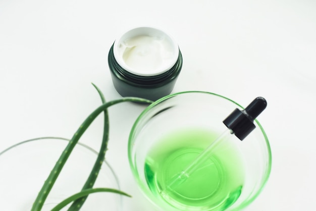 Żel z aloesu, liście aloesu, krem nawilżający i zielone serum z naturalnych składników na białym tle. Kosmetyki pielęgnacyjne, koncepcja pielęgnacji skóry