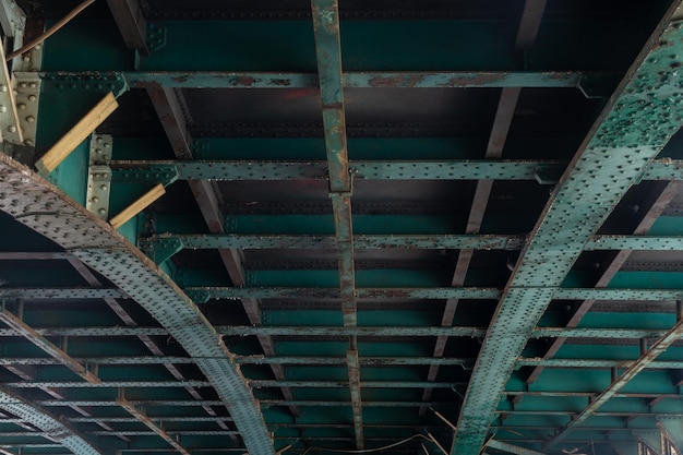 Żelazna konstrukcja spod mostu kolejowego