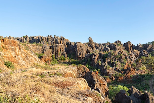 Żelazne Wzgórze Cerro del Hierro zerodowany krajobraz niektórych starych opuszczonych kopalń w Parku Narodowym Sierra Norte w Sewilli Andaluzja Hiszpania