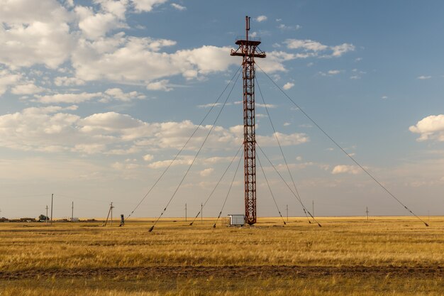 Żelazny Komórki Wierza Z Stalowymi Kablami W Stepie, Kazachstan