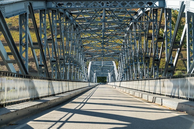 Żelazny most nad rzeką Duoro w miejscowości Pinhao Portugalia Cele podróży w Portugalii