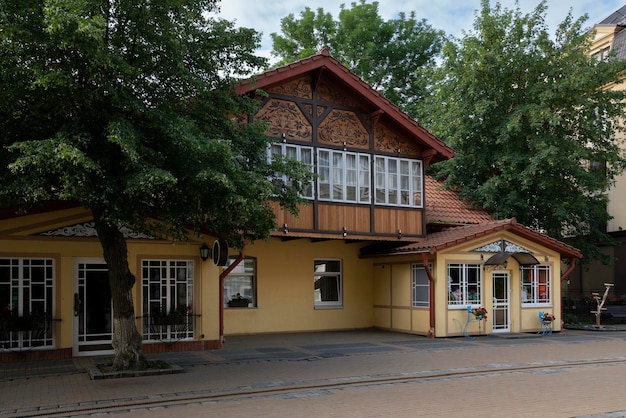 Zelenogradsk Obwód Kaliningradzki Rosja 08072022 Widok budynku ozdobionego rzeźbami w drewnie na ulicy turystycznej Kurortny Prospekt w letni poranek