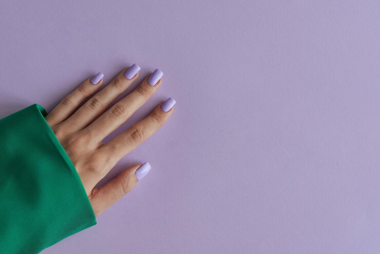 Żelowy manicure z fioletowymi paznokciami na tle koloru lawendy Fioletowe paznokcie