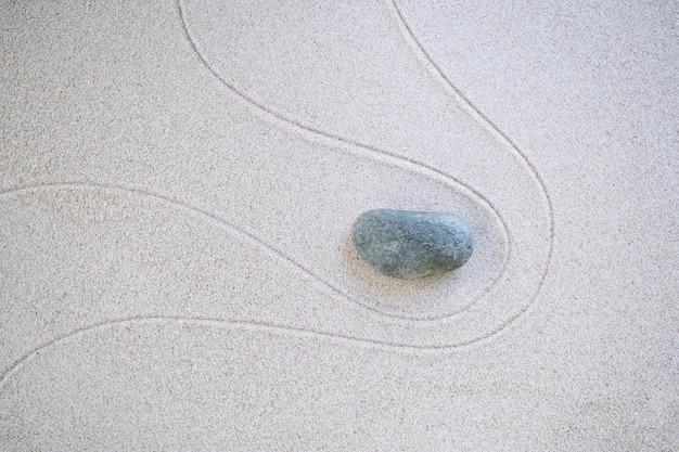 Zen Garden Japoński wzór na białym tle piasku buddyzm fala tekstury na pustyni natura na wybrzeżu brzegu widok z góry linia abstrakcyjna na plaży z kamieniem Czystość Medytacja spokój lub styl życia spa