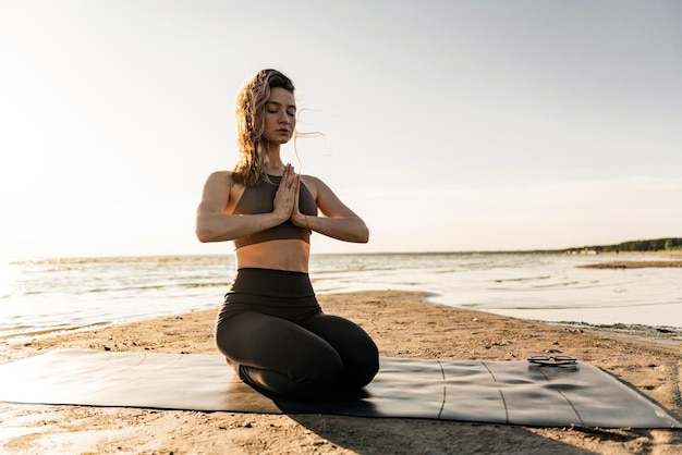 Zen i medytacja Koncentracja i zdrowie psychiczne Trening jogi o zachodzie słońca młoda kobieta szczupła