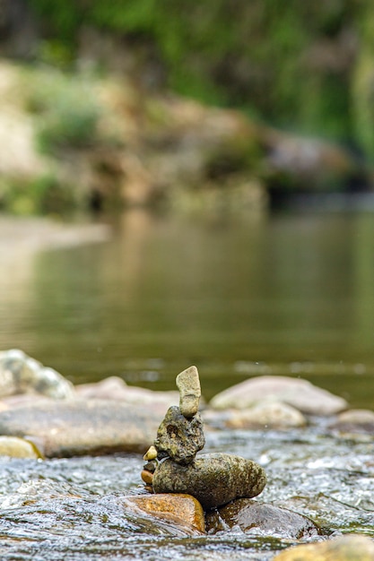 Zen skały nad małym strumieniem na Sardynii we Włoszech