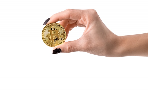 Żeńska ręka trzyma bitcoin