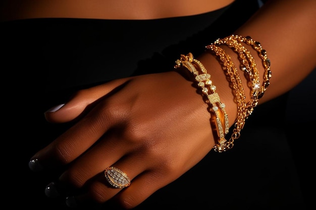 Żeńska ręka trzyma złotą bransoletkę i naszyjnik biżuterii