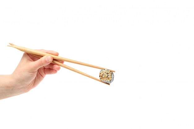 Żeńska Ręka Z Chopsticks Trzyma Suszi Rolkę, Odosobnioną