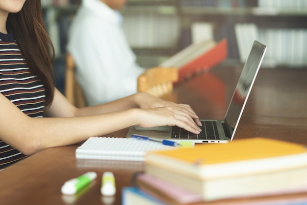 Żeński Azjatykci Studencki Studiowanie I Czytelnicza Książka W Bibliotece