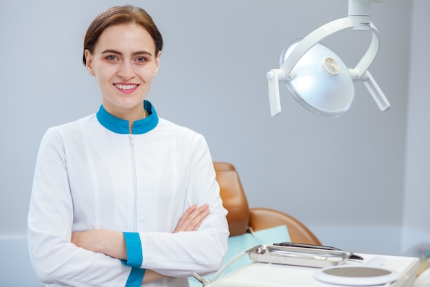 Żeński Dentysta Pozuje Dumnie Przy Jej Stomatologiczną Kliniką, Kopii Przestrzeń