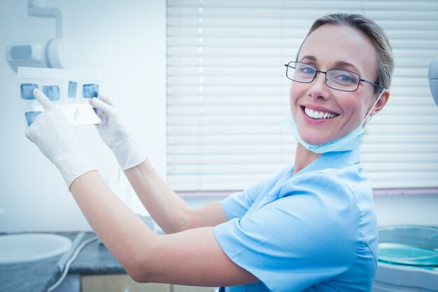 Żeński dentysty mienia promieniowanie rentgenowskie