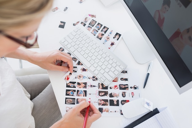 Żeński fotografia redaktor przy pracą w biurze