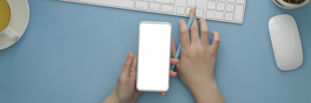 Żeński Freelancer Używa Smartphone Na Błękitnym Biurku