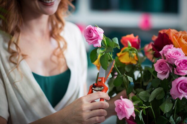 Zdjęcie Żeński kwiaciarni narządzania kwiatu bukiet