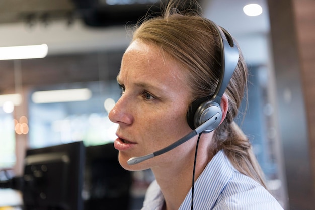 Zdjęcie Żeński operator telefoniczny z obsługą klienta z zestawem słuchawkowym w miejscu pracy