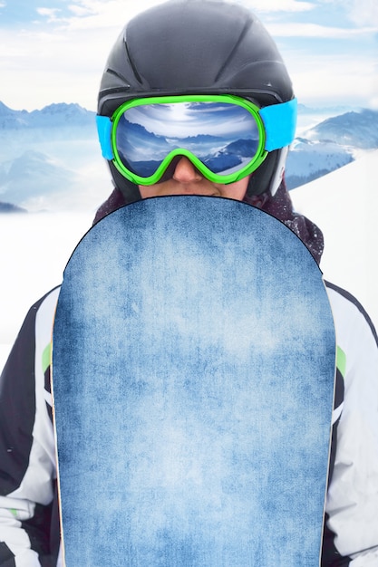 Żeński snowboardzista na górze ze śniegiem