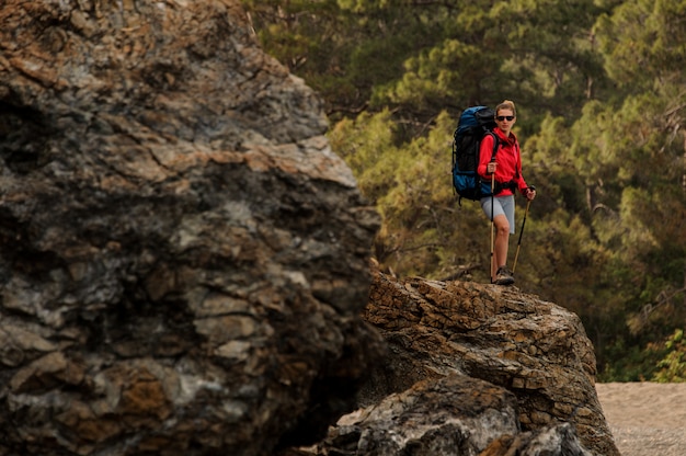 Żeński trekker wycieczkuje na wzgórzach w Turcja