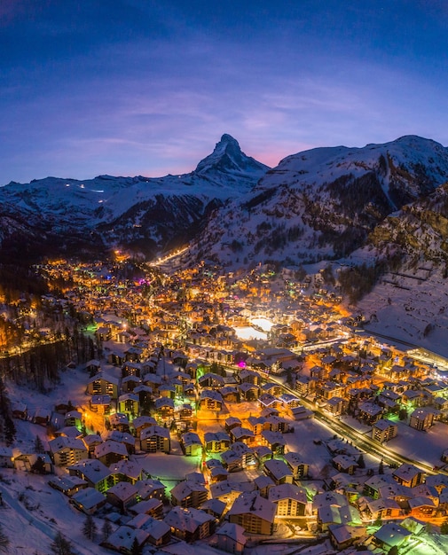 Zermatt Town i Matterhorn w zimową noc. Alpy Szwajcarskie, Szwajcaria. Widok z lotu ptaka.