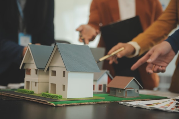 Zespół architektów i biznesmenów dyskutujący i brainstorming na zmianę planu piętra dla inwestycji nieruchomości i projektu rozwoju mieszkaniowego