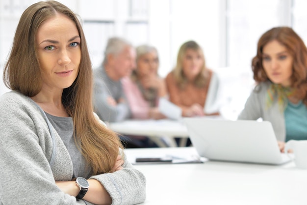 Zespół biznesmenów pracujących razem