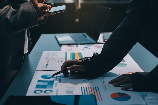 Zespół biznesmenów spotyka się w celu analizy danych dla planu marketingowego Raporty badań rynkowych i statystyki dochodów Koncepcja finansowa i rachunkowa