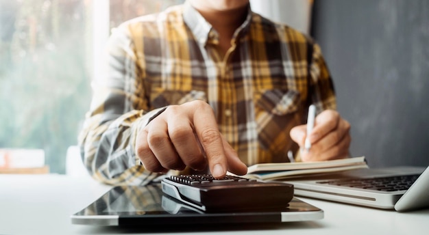 Zespół biznesowy obecny profesjonalny inwestor pracujący nad nowym projektem startowym Spotkanie menedżerów finansówCyfrowy ekran dokowania tabletu komputer projekt inteligentny telefon przy użyciu w świetle poranka