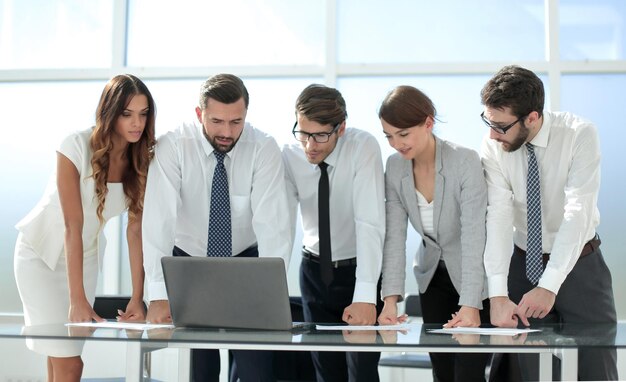 Zespół biznesowy stojący w pobliżu desktopphoto z miejscem na kopię