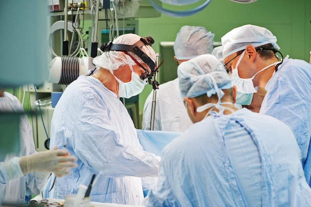Zespół chirurgów na operacji