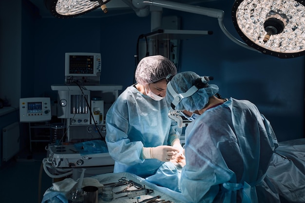 Zespół chirurgów walczy o życie podczas operacji płuc, zapalenia płuc i gruźlicy.
