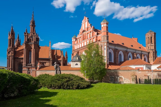 Zespół kościoła św Anny i Bernardynów latem Wilno Litwa