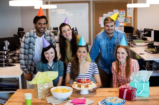 Zespół kreatywnych firm obchodzi urodziny kolegów w biurze