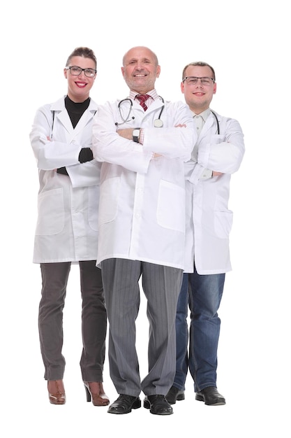 Zespół lekarzy stoi ze skrzyżowanymi rękami i uśmiecha się do kamery