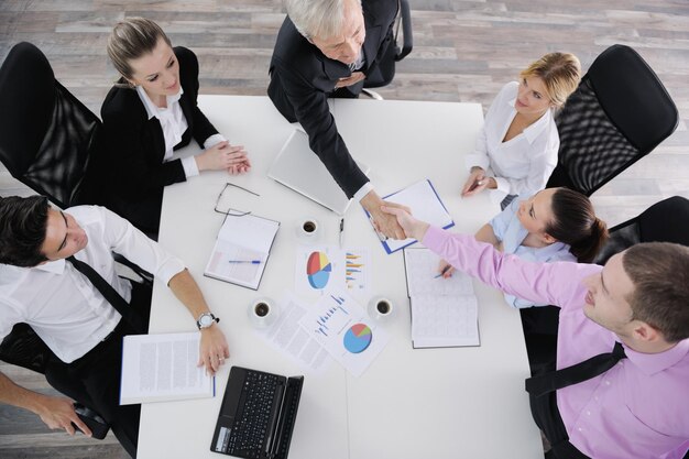 Zdjęcie zespół ludzi biznesu na spotkaniu w lekkim i nowoczesnym środowisku biurowym.