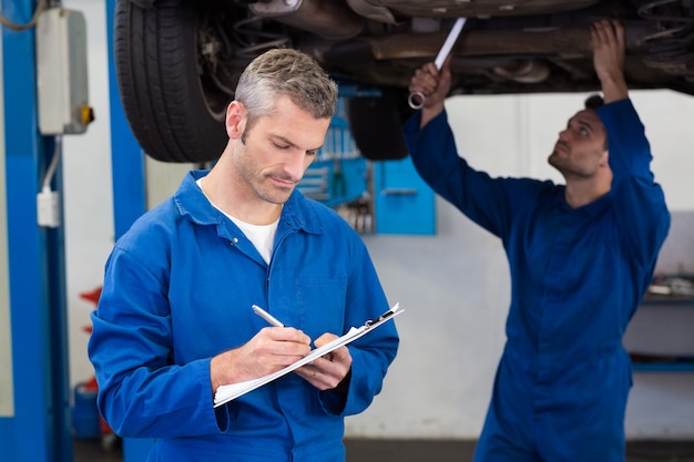 Zespół mechaników pracujących razem