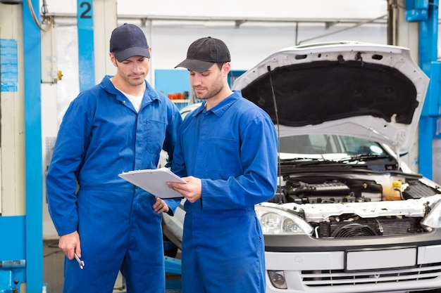 Zespół mechaników rozmawiających ze sobą