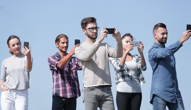 Zdjęcie zespół młodych ludzi sukcesu tworzących selfiephoto z przestrzenią do kopiowania