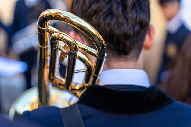 Zespół muzyczny z instrumentów dętych tworzący muzykę na ulicy