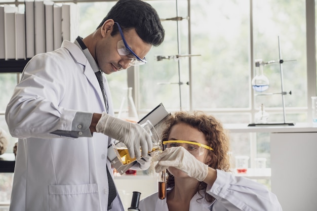 Zespół naukowców zajmujących się badaniami medycznymi prowadzi eksperymenty w laboratorium.