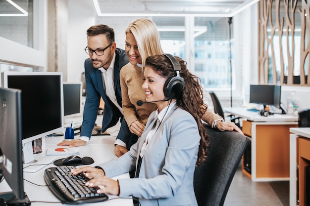 Zespół pracowników call center pracujących razem w biurze.