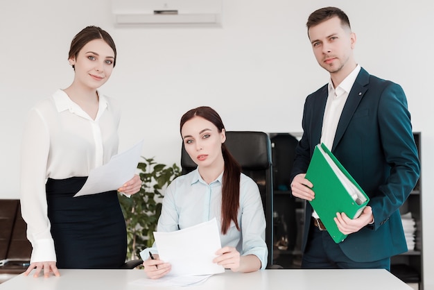 Zespół Profesjonalnych Ludzi Pracujących Razem W Biurze