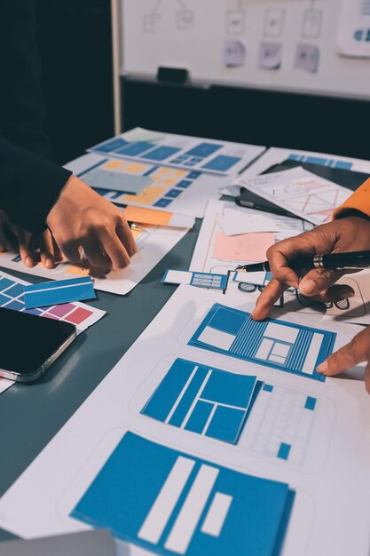 Zespół projektantów projektuje system uxui, aby system uxui działał dobrze na nowych telefonach i wspiera aktualizacje systemu Koncepcja rozwoju strony internetowej UI UX front end designer