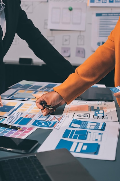 Zespół projektantów projektuje system uxui, aby system uxui działał dobrze na nowych telefonach i wspiera aktualizacje systemu Koncepcja rozwoju strony internetowej UI UX front end designer