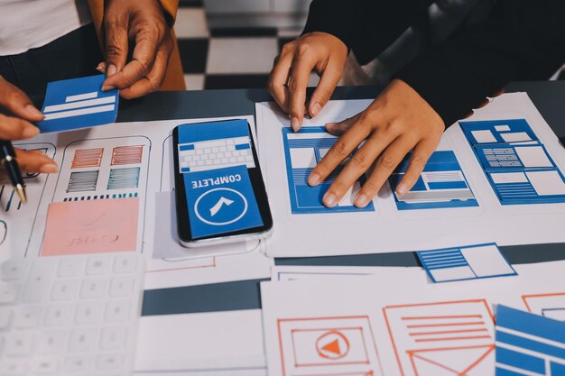 Zespół projektantów projektuje system uxui, aby system uxui działał dobrze na nowych telefonach i wspiera aktualizacje systemu Koncepcja rozwoju strony internetowej UI UX front end designer