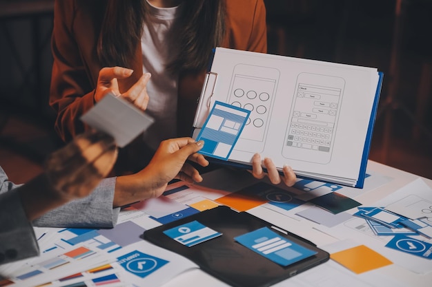 Zespół projektantów stron internetowych UI UX pracuje razem nad opracowaniem mobilnych stron internetowych responsywnych Mobile Mockup