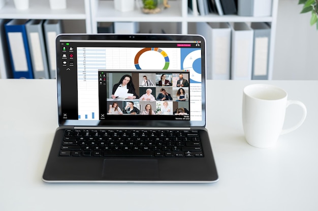 Zdjęcie zespół spotkań biznesowych konferencji internetowych na laptopie